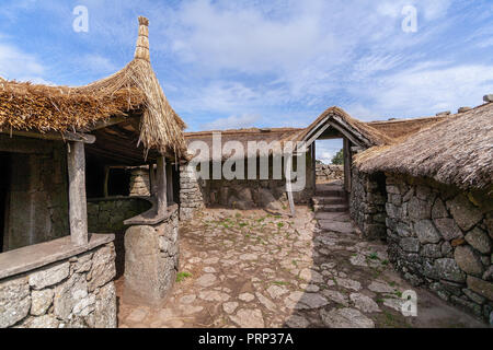 Citania de Sanfins, Portogallo. Ricostruito nucleo familiare edificio, una celtica iberica fortificato di epoca preistorica Castro insediamento hillfort Foto Stock