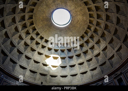 Interno del la cupola del Pantheon di Roma Foto Stock