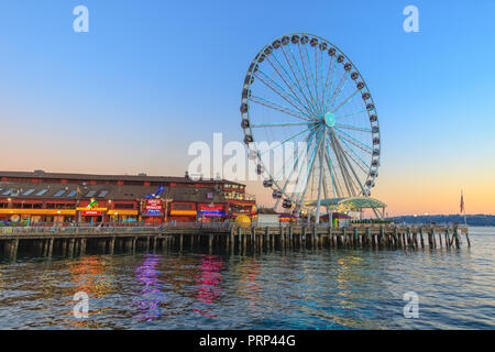 SEATTLE, WA, Stati Uniti d'America - 24 Luglio: Seattle Grande Ruota e Pier 57 sulla luglio 24, 2018 a Seattle, Washington. Foto Stock