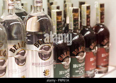 Bucarest, Romania - 17 Giugno 2018: closeup di Beluga vodka russa bottiglie con sapori diversi e etichetta permanente di progettazione sugli scaffali del supermercato Foto Stock