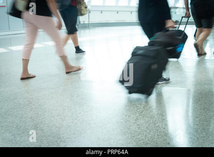 Aeroporto i viaggiatori a piedi attraverso Concourse angolo basso Foto Stock