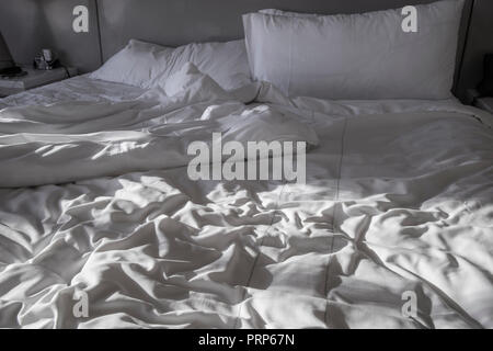 Letto con dormito in fogli in luce del sole di mattina Foto Stock