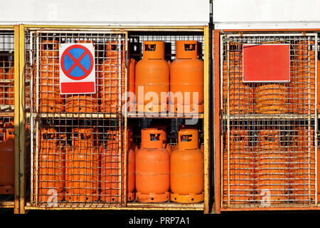 Gas Gpl cilindri alla stazione di benzina warehouse Foto Stock