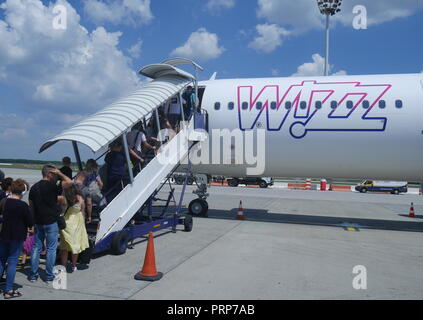 Wizz Air Airbus A320 200 imbarco all'Aeroporto Ferihegy, Budapest, Ungheria Foto Stock