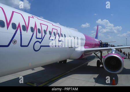 Wizz Air Airbus A320 200 imbarco all'Aeroporto Ferihegy, Budapest, Ungheria Foto Stock