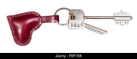 Coppia di chiavi delle porte su fatti a mano in pelle di borgogna a forma di cuore ad key fob intaglio su sfondo bianco Foto Stock