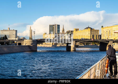 Vista della città di Mosca e Borodinsky dal ponte sul fiume Moskva nel soleggiato serata autunnale Foto Stock