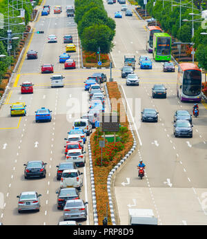 SINGAPORE - Febbraio 18, 2017: vista aerea del traffico su una strada di Singapore. Singapore è asiatica di importanti politici e finanziari della città. Foto Stock