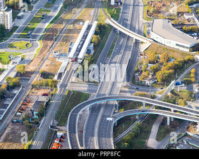 Vista aerea del terzo anello stradale e ferroviario cerchio centrale vicino Delovoy Tsentr (Business Center) piattaforma a Mosca dal ponte di osservazione porta alta 354 Foto Stock