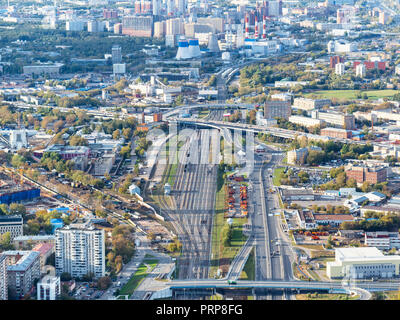 Vista aerea del terzo anello stradale e ferroviario cerchio centrale a nord-ovest di Mosca dal ponte di osservazione porta alta 354 nella città di Mosca nel soleggiato autunno ev Foto Stock