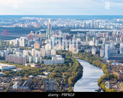 Vista aerea del nord-occidentale di quartieri di Mosca dal ponte di osservazione porta alta 354 nella città di Mosca nella soleggiata serata autunnale Foto Stock