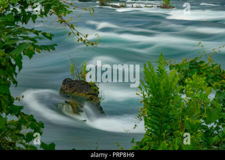 Fluente sfocata Acqua, Fiume Niagara, New York STATI UNITI D'AMERICA Foto Stock