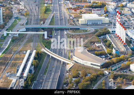 Vista aerea del terzo anello Road vicino al centro Business stazione ferroviaria dal ponte di osservazione porta alta 354 nella città di Mosca nella soleggiata serata autunnale Foto Stock