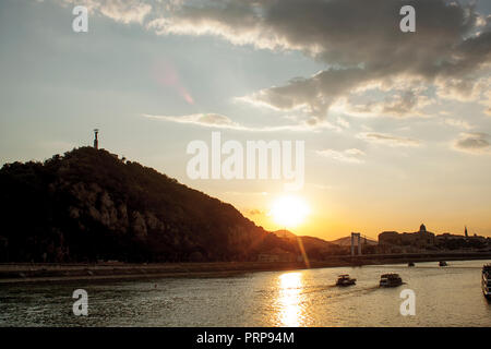 Tramonto su Budapest con la silhouette della collina Gellert, il ponte Elisabetta e il Castello di Buda. Ungheria, Europa orientale Foto Stock