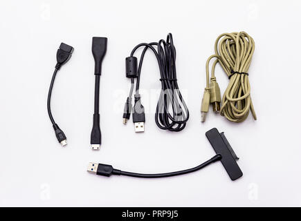 Diversi tipi di cavi USB. Isolato su uno sfondo bianco con un tracciato di ritaglio. Foto Stock