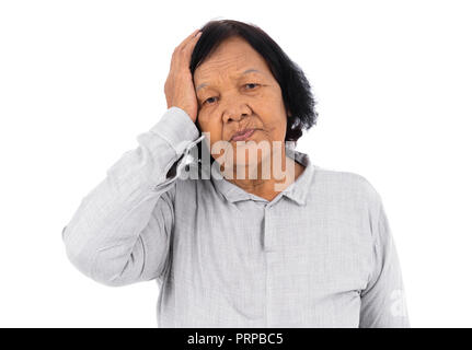 Senior donna sente mal di testa isolata su uno sfondo bianco Foto Stock