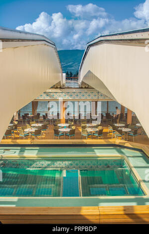 Lido Deck piscina sotto il tetto apribile. Il Volendam, Holland America R Classe nave da crociera ormeggiata a Vancouver, British Columbia, Canada. Foto Stock