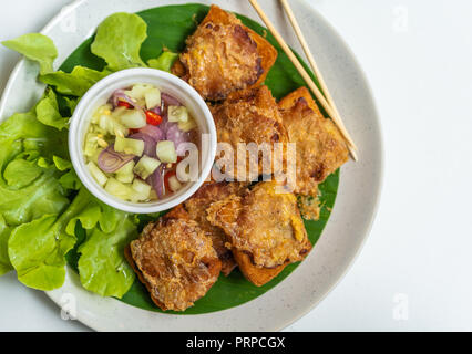 Pane fritto con carne macinata di maiale diffusione su piastra Foto Stock