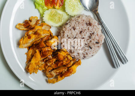 Pollo teriyaki con il riso in una piastra Foto Stock