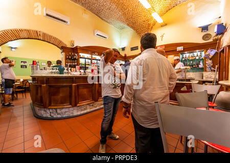 Vecchia pizzeria tradizionale Sbragia nel cuore della città di Lucca. Italia Foto Stock