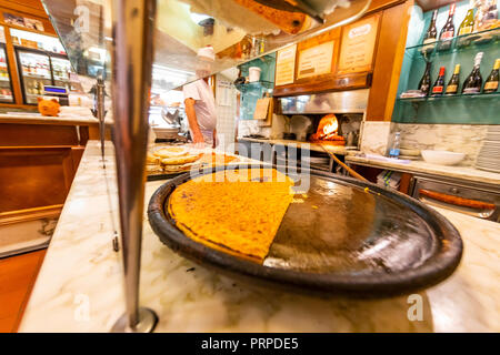 Vecchia pizzeria tradizionale Sbragia nel cuore della città di Lucca. Italia Foto Stock