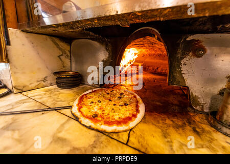 Vecchia pizzeria tradizionale Sbragia nel cuore della città di Lucca. Italia Foto Stock