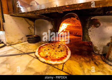 Vecchia pizzeria tradizionale Sbragia nel cuore della città di Lucca. Italia Foto Stock