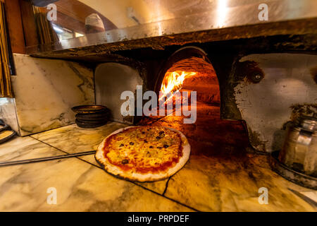 Vecchia pizzeria tradizionale Sbragia nel cuore della città di Lucca. Italia Foto Stock