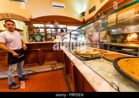 Vecchia pizzeria tradizionale Sbragia nel cuore della città di Lucca. Italia Foto Stock