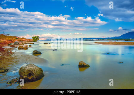 Panorama della famosa spiaggia di Georgioupolis con il fiume, Chania, Creta, Grecia. Foto Stock