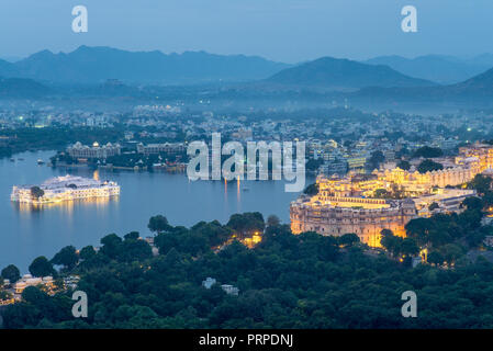 Vista aerea di Udaipur nel Rajasthan di notte Foto Stock