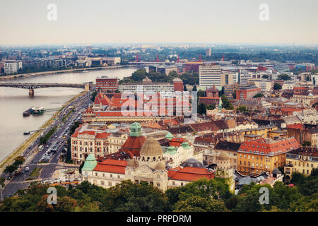 Vista del Bagno Termale Gellert e il fiume Danubio dalla Collina di Gellert. Budapest Foto Stock