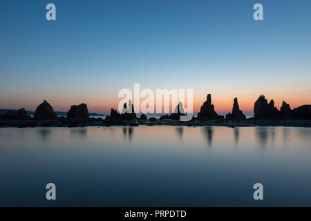 Gui Hashi iwa rock all'alba sunrise. Una linea retta di piccole e grandi rocce che si estende per circa 850 metri in Giappone Kushimoto. Una leggenda sa Foto Stock