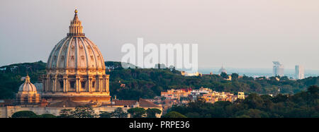 Panorama di Roma Basilica di San Pietro e il verde paesaggio luci del tramonto Foto Stock