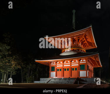 Danjogaran il centro religioso di Koyasan. Il complesso dispone di una ventina di templi ed edifici, incluso il Konpon Daito, 'Grande pagoda' . Foto Stock