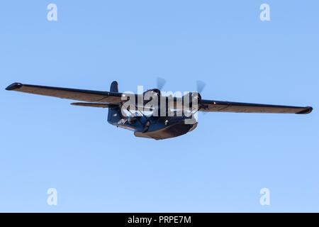 Diritto consolidato costruttiva PBY Catalina Flying Boat VH-PBZ azionati dai velivoli storici società di restauro (HARS) indossa il famoso ÔBlack CatsÕ livrea fro Foto Stock