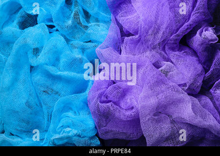 Tinti a mano a trama tessuto di garza di sfondo. Blu e viola i colori. Vista dall'alto. Close up. Foto Stock