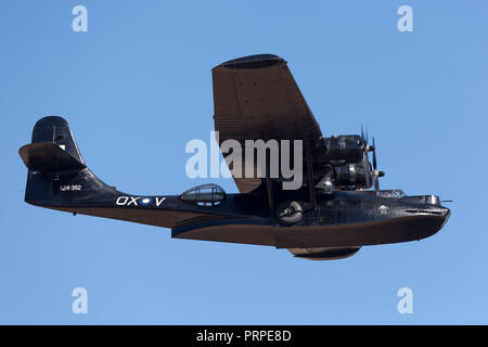 Diritto consolidato costruttiva PBY Catalina Flying Boat VH-PBZ azionati dai velivoli storici società di restauro (HARS) indossa il famoso ÔBlack CatsÕ livrea fro Foto Stock