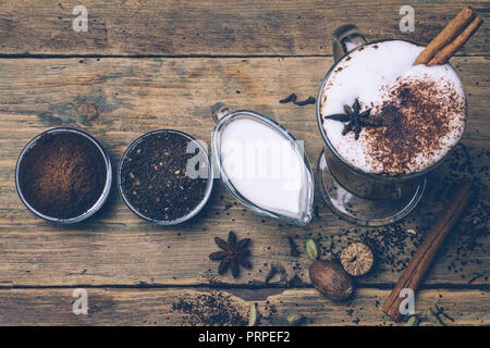 SPICE SPORCA CHAI LATTE. Masala chai e caffè espresso. In autunno o inverno caldo spice bere caffè. Close up Foto Stock
