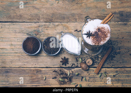 SPICE SPORCA CHAI LATTE. Masala chai e caffè espresso. In autunno o inverno caldo spice bere caffè. Close up Foto Stock