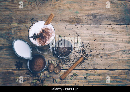 SPICE SPORCA CHAI LATTE. Masala chai e caffè espresso. In autunno o inverno caldo spice bere caffè. Close up Foto Stock