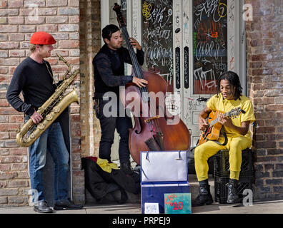 Una jazz band esegue su un angolo di strada, Novembre 11, 2015, New Orleans, in Louisiana. Foto Stock