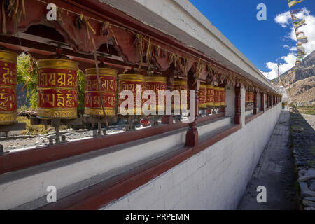 Colorato la preghiera tibetano ruote in villaggio Marpa, Mustang, Nepal. Foto Stock