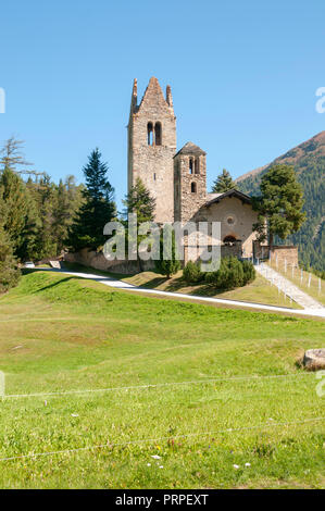 San Gian la chiesa con la sua rovina torre campanaria, Celerina, Maloja Regione Grigioni Svizzera Foto Stock