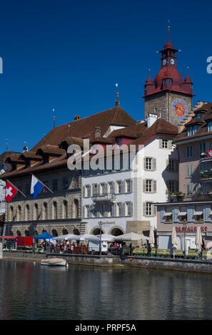 Waterside edifici lungo Rathausquai, Lucerna, Svizzera Foto Stock