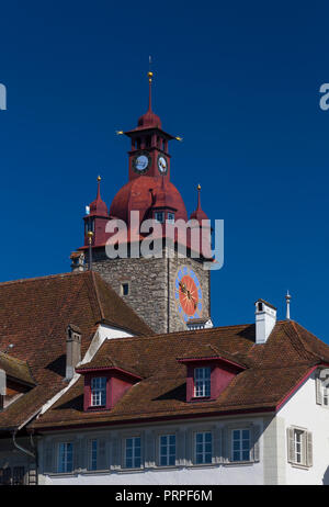 Municipio di clock tower in Lucerna città vecchia, Svizzera Foto Stock