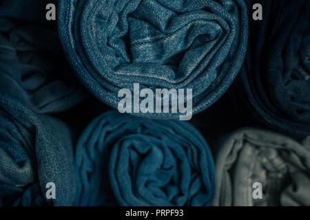 Primo piano del laminato diverse paia di jeans Foto Stock