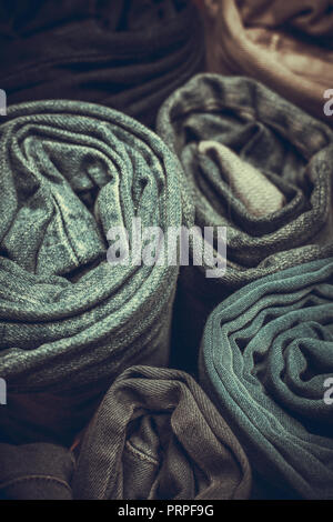 Primo piano del laminato diverse paia di jeans Foto Stock