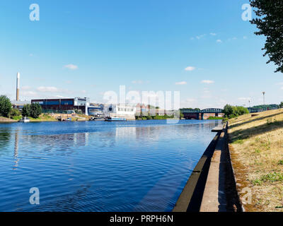 Guardando in giù il fiume Trent, verso la Lady Bay Road bridge. Sulla riva sinistra una chiatta passa un certo numero di depositi e di unità industriali. Foto Stock