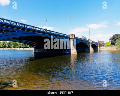 Trent Bridge, a tre il ponte di arco, abbraccia il fiume Trento in una calda e luminosa giornata estiva. Foto Stock